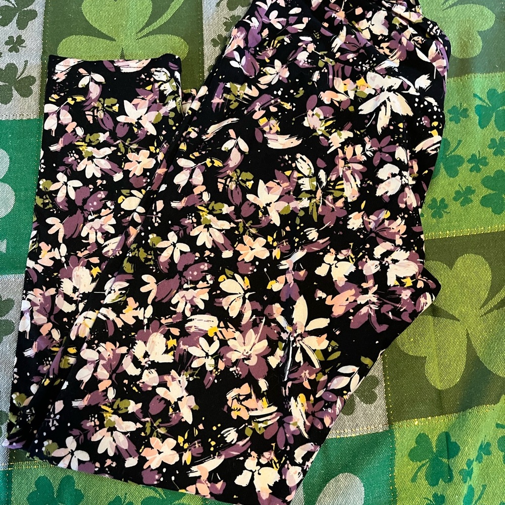 Purple print leggings NWOT